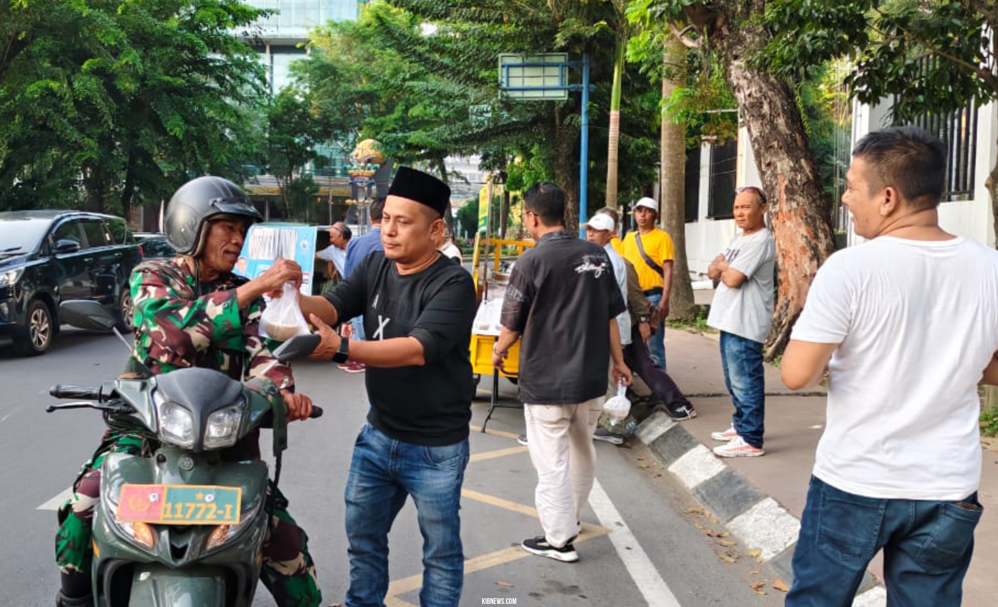 YLMI dan Koordinator Wartawan Unit DPRD Medan Bagi Takjil Kepada Pengguna Jalan