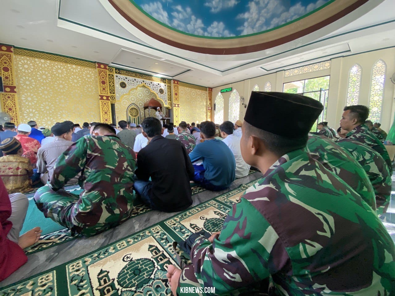 Satgas Pamtas Yonif 645/GTY Melaksanakan Sholat Idul Fitri Bersama Masyarakat Di Perbatasan RI-Malay