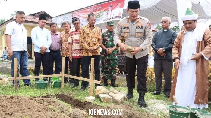 Bersama Tuan Guru Batak, Kapolres Peletakan Batu Pertama Musholla Polsek Tanah Jawa 